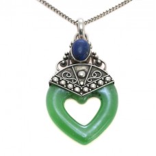 Colier cu amuletă romantică indoneziană | manufactură în argint, lapis lazuli natural & jad faux  Colier cu amuletă romantică indoneziană | manufactură în argint, lapis lazuli natural & jad faux