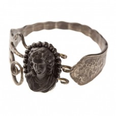 Brățară din argint patinat & camee victoriană sculptată în tuf vulcanic. | colecția Furculision | UNICAT Brățară din argint patinat & camee victoriană sculptată în tuf vulcanic. | colecția Furculision | UNICAT