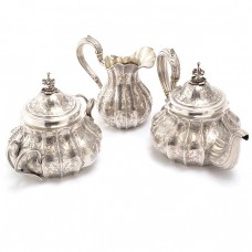 Excepțional serviciu din argint pentru ceai sau cafea |  Chinoiserie | atelier Martial Fray | Franța cca. 1850 Excepțional serviciu din argint pentru ceai sau cafea |  Chinoiserie | atelier Martial Fray | Franța cca. 1850