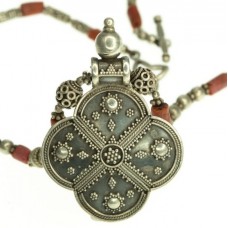 Vechi colier tribal cu amuletă hindusă |  manufactură în argint & coral roșu natural | British Raj Vechi colier tribal cu amuletă hindusă |  manufactură în argint & coral roșu natural | British Raj
