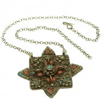 Vechi colier tibetan cu impozantă amuletă Mandala -Visvavajra | argint & metal comun | turcoaz & coral natural | Bhutan | secol XIX