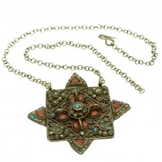 Vechi colier tibetan cu impozantă amuletă Mandala -Visvavajra | argint & metal comun | turcoaz & coral natural | Bhutan | secol XIX Vechi colier tibetan cu impozantă amuletă Mandala -Visvavajra | argint & metal comun | turcoaz & coral natural | Bhutan | secol XIX