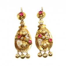 Cercei victorieni din aur 18k decorați cu rubine de sinteză și perle  | cca. 1880 -1900 | Marea Britanie Cercei victorieni din aur 18k decorați cu rubine de sinteză și perle  | cca. 1880 -1900 | Marea Britanie