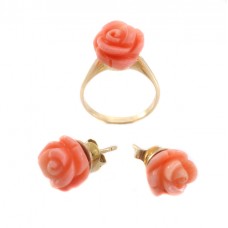 Set Cercei și Inel din aur decorat cu trandafiri sculptați în coral natural roz-somon  | Italia | 1950 -1960 Set Cercei și Inel din aur decorat cu trandafiri sculptați în coral natural roz-somon  | Italia | 1950 -1960