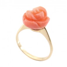 Inel modernist din aur galben decorat cu trandafir sculptat în coral roz-somon | 1950 -1960 | Italia Inel modernist din aur galben decorat cu trandafir sculptat în coral roz-somon | 1950 -1960 | Italia