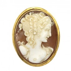 Inedită broșă - pandant din aur 18k decorat cu o camee naturală | Amazoană | cca. 1950 | manufactură de atelier napoletan  Inedită broșă - pandant din aur 18k decorat cu o camee naturală | Amazoană | cca. 1950 | manufactură de atelier napoletan