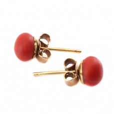 Rafinați cercei din aur galben 18k decorați cu anturaje cabochon de coral roșu Oxblood | Italia | anii '40 Rafinați cercei din aur galben 18k decorați cu anturaje cabochon de coral roșu Oxblood | Italia | anii '40