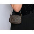 Poșetă autentică Louis Vuitton | Monogram Mini Pochette | M58009 | în cutia originală | anii 2010