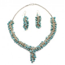 Impresionant set compus din colier și cercei din argint decorat cu anturaje de turcoanit cabochon | Thailanda | anii '80 Impresionant set compus din colier și cercei din argint decorat cu anturaje de turcoanit cabochon | Thailanda | anii '80
