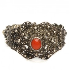 Bijuterie de colecție muzeală : Veche brățară yemenită filigranată în argint & coral roșu natural | cca.1930 Bijuterie de colecție muzeală : Veche brățară yemenită filigranată în argint & coral roșu natural | cca.1930