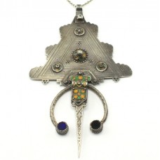 Colier accesorizat cu o impresionantă amuletă - fibulă iudeo-berberă | argint emailat | Mogador | Maroc  Colier accesorizat cu o impresionantă amuletă - fibulă iudeo-berberă | argint emailat | Mogador | Maroc