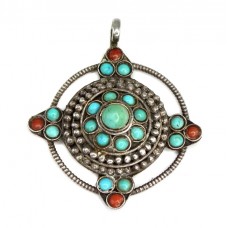 Veche amuletă mandala tibetană | argint, turcoaz himalayan și coral natural | Nepal | prima jumătate a secolului XX  Veche amuletă mandala tibetană | argint, turcoaz himalayan și coral natural | Nepal | prima jumătate a secolului XX