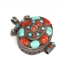 Veche amuletă cu relicvar budist | Ghau | argint, coral & turcoaz natural | Nepal Veche amuletă cu relicvar budist | Ghau | argint, coral & turcoaz natural | Nepal