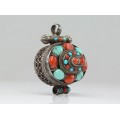 Veche amuletă cu relicvar budist | Ghau | argint, coral & turcoaz natural | Nepal