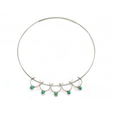 Colier choker cu elemente decorative realizate de atelierul finlnadez Tuntematon Okand în anii 1920 Colier choker cu elemente decorative realizate de atelierul finlnadez Tuntematon Okand în anii 1920
