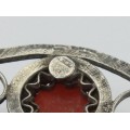 Broșă din argint Etruscan Revival decorată cu anturaj de coral roșu de Sardinia | atelier Baschiera Caterina  | cca. 1969