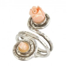Inel statement modernist din argint decorat cu tradafiri sculptați în coral natural Peau D''ange | Franța Inel statement modernist din argint decorat cu tradafiri sculptați în coral natural Peau D''ange | Franța
