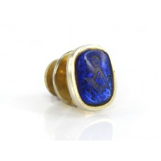 Pin decorat cu simboluri masonice gravate în sticlă dicroică  | Blue Lodge |  oțel  placat cu aur galben & sticlă   Statele Unite  cca. 1960 Pin decorat cu simboluri masonice gravate în sticlă dicroică  | Blue Lodge |  oțel  placat cu aur galben & sticlă   Statele Unite  cca. 1960