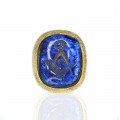 Pin decorat cu simboluri masonice gravate în sticlă dicroică  | Blue Lodge |  oțel  placat cu aur galben & sticlă   Statele Unite  cca. 1960