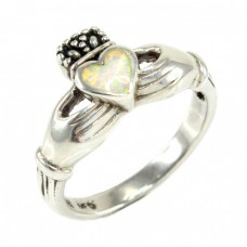 Inel Claddagh din argint decorat cu opal natural | atelier Fallers - Irlanda  Inel Claddagh din argint decorat cu opal natural | atelier Fallers - Irlanda