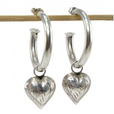 Cercei hoop accesorizațí cu inimioare gravate manual | argint 925 | atelier Chapal-Zenray | Statele Unite Cercei hoop accesorizațí cu inimioare gravate manual | argint 925 | atelier Chapal-Zenray | Statele Unite