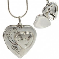 Colier cu pandant locket dublu din argint decorat prin gravare manuală | Marea Britanie Colier cu pandant locket dublu din argint decorat prin gravare manuală | Marea Britanie