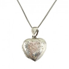 Colier din argint accesorizat cu un pandant inimioară locket din argint gravat manual | Marea Britanie Colier din argint accesorizat cu un pandant inimioară locket din argint gravat manual | Marea Britanie