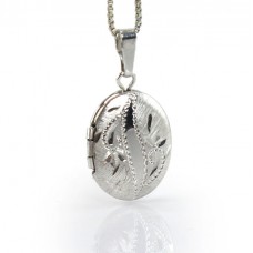 Colier din argint accesorizat cu un delicat pandantiv locket decorat prin gravare manuală | Statele Unite Colier din argint accesorizat cu un delicat pandantiv locket decorat prin gravare manuală | Statele Unite