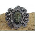 Veche broșă mexicană decorată cu jad natural sculptat sub forma unei efigii de luptător Aztec | manufactură în argint | cca.1940