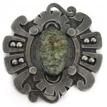 Veche broșă mexicană decorată cu jad natural sculptat sub forma unei efigii de luptător Aztec | manufactură în argint | cca.1940
