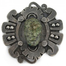 Veche broșă mexicană decorată cu jad natural sculptat sub forma unei efigii de luptător Aztec | manufactură în argint | cca.1940 Veche broșă mexicană decorată cu jad natural sculptat sub forma unei efigii de luptător Aztec | manufactură în argint | cca.1940
