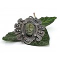 Veche broșă mexicană decorată cu jad natural sculptat sub forma unei efigii de luptător Aztec | manufactură în argint | cca.1940