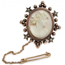 Broșă victoriană decorată cu o camee naturală montată în argint laminat cu aur roz | Zeița Flora | cca. 1850 | Marea Britanie Broșă victoriană decorată cu o camee naturală montată în argint laminat cu aur roz | Zeița Flora | cca. 1850 | Marea Britanie