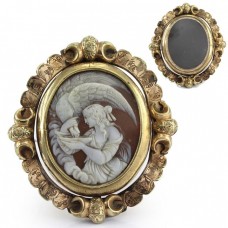 Opulentă broșă locket victoriană decorată cu o camee naturală Hebe și Zeus | rolled gold | cca.1850 Marea Britanie Opulentă broșă locket victoriană decorată cu o camee naturală Hebe și Zeus | rolled gold | cca.1850 Marea Britanie