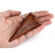 Inedită broșă modernistă amerindiană sculptată în lemn exotic de Cocobolo | Arowhead | Statele Unite  Inedită broșă modernistă amerindiană sculptată în lemn exotic de Cocobolo | Arowhead | Statele Unite