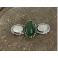  Broșă modernistă amerindiană din argint decorat cu jad verde natural și sidef pietrificat | artizan Lucy Calladitto | cca.1960