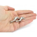 Broșă modernistă din argint elegant stilizată sub forma unei perechi de delfini  | Franța