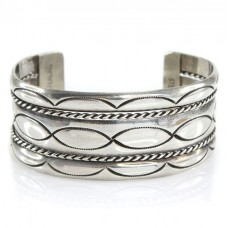 Elegantă brățară cuff mexicană atribuită celebrului atelier Tane | manufactură în argint | cca.1960 Elegantă brățară cuff mexicană atribuită celebrului atelier Tane | manufactură în argint | cca.1960