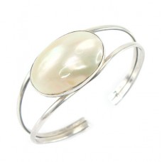 Elegantă brățară modernistă japoneză decorată cu o impresionantă perlă naturală Mabe | manufactură de atelier TASAKI |  argint pur | cca. 1970  Elegantă brățară modernistă japoneză decorată cu o impresionantă perlă naturală Mabe | manufactură de atelier TASAKI |  argint pur | cca. 1970
