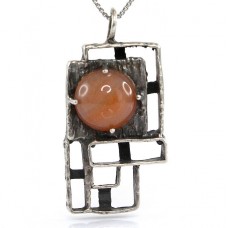 Colier modernist scandinav accesorizat cu un inedit pandant mid-century | manufactură în argint & agat carnelian | atelier Carl P Wang | Danermarca cca1965  Colier modernist scandinav accesorizat cu un inedit pandant mid-century | manufactură în argint & agat carnelian | atelier Carl P Wang | Danermarca cca1965