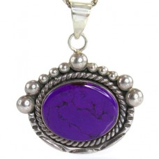 Colier accesorizat cu o veche amuletă amerindiană decorată cu un spectaculos sugilit violet | Apache Healing Stone | cca. 1960 Statele Unite Colier accesorizat cu o veche amuletă amerindiană decorată cu un spectaculos sugilit violet | Apache Healing Stone | cca. 1960 Statele Unite