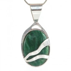 Colier din argint accesorizat cu un pandant modernist decorat cu un spectaculos anturaj de gaspeit verde natural | atelier Desert Rose Trading | cca. 1990