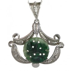 Colier din argint accesorizat cu un pandant semnat de artista Alice Caviness | jad natural | cca. 1940 -1950 | Statele Unite Colier din argint accesorizat cu un pandant semnat de artista Alice Caviness | jad natural | cca. 1940 -1950 | Statele Unite