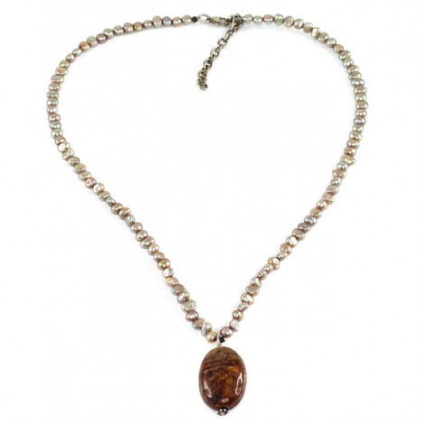 Colier de perle tahitiene decorat cu amuletă de Pietersit natural | Statele Unite