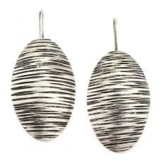 Cercei moderniști din argint texturat și patinat | Studio Art Jewelry | Statele Unite | cca. 1980 Cercei moderniști din argint texturat și patinat | Studio Art Jewelry | Statele Unite | cca. 1980