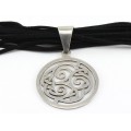 Colier statement modernist accesorizat cu o amuletă celtică Triskelion | argint & piele năbuc | atelier Silpada