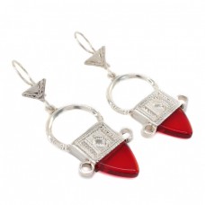 Cercei etnici tuaregi accesorizați cu amulete Ingall | argint & sticlă roșie | Niger Cercei etnici tuaregi accesorizați cu amulete Ingall | argint & sticlă roșie | Niger