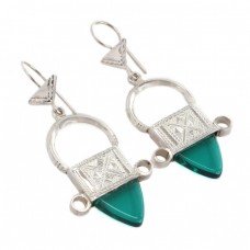 Cercei etnici tuaregi accesorizați cu amulete Ingall | argint & sticlă verde | Niger Cercei etnici tuaregi accesorizați cu amulete Ingall | argint & sticlă verde | Niger