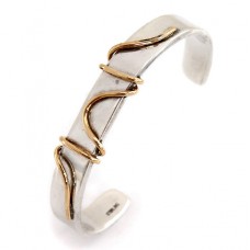 Brățară cuff modernistă decorată cu o aplicație de argint aurit | Statele Unite | cca. 1990 Brățară cuff modernistă decorată cu o aplicație de argint aurit | Statele Unite | cca. 1990