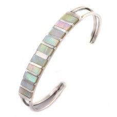 Rafinată brățară cuff modernistă decorată cu sidef natural | bijuterie de autor | Statele Unite cca.1980 Rafinată brățară cuff modernistă decorată cu sidef natural | bijuterie de autor | Statele Unite cca.1980